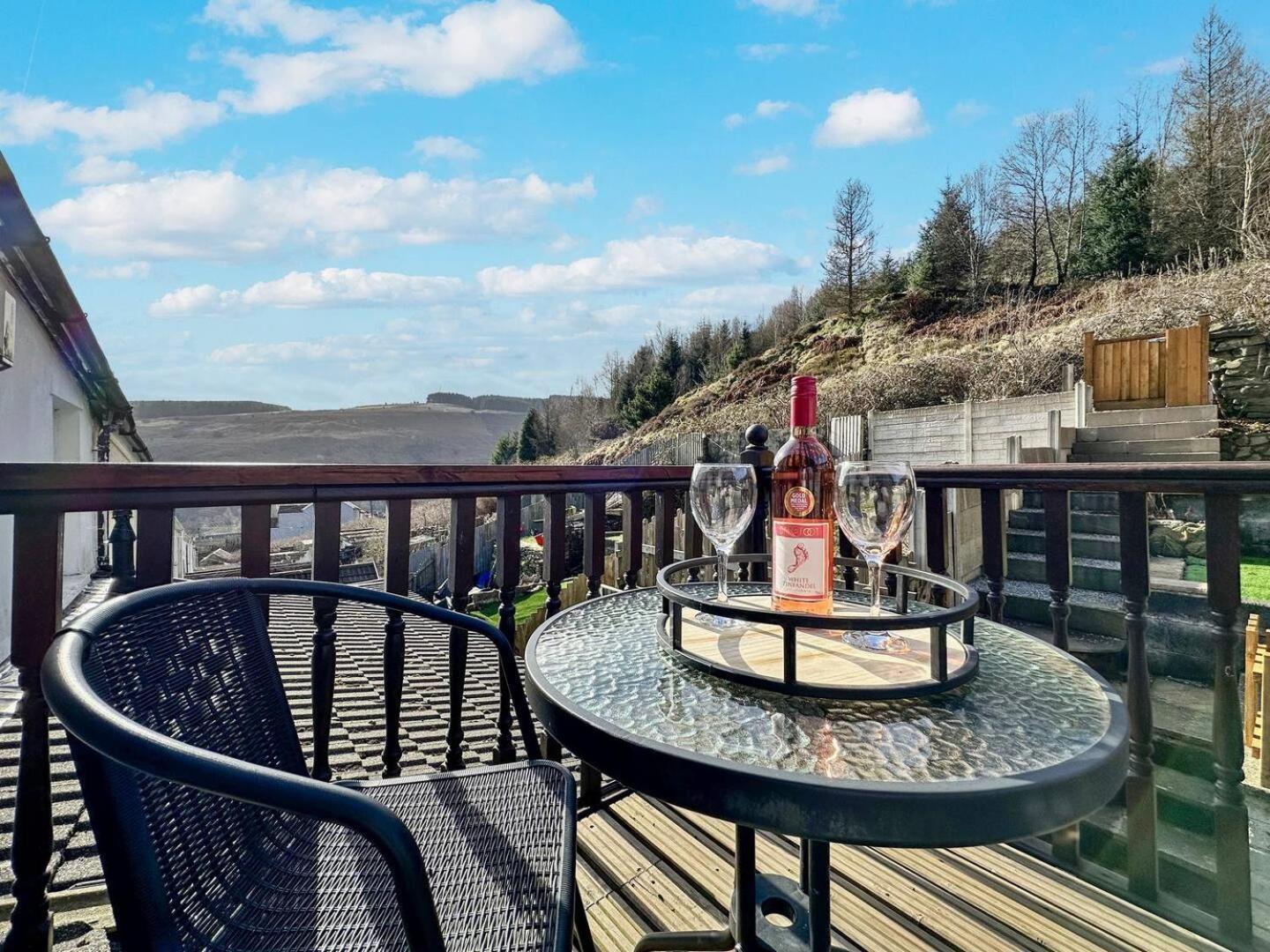 3 Bed Home In Tonypandy With Balcony View Room Llwynypia Kültér fotó