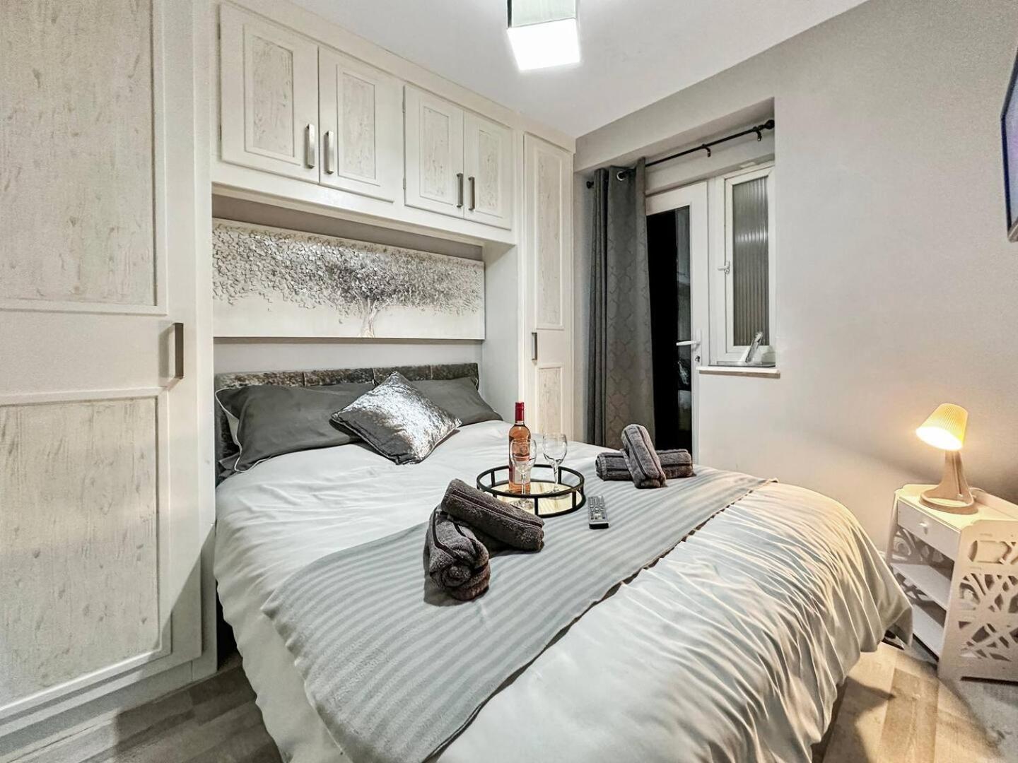 3 Bed Home In Tonypandy With Balcony View Room Llwynypia Kültér fotó