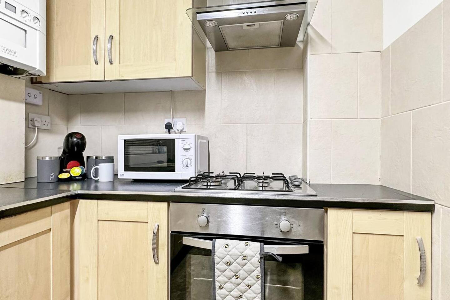 3 Bed Home In Tonypandy With Balcony View Room Llwynypia Kültér fotó