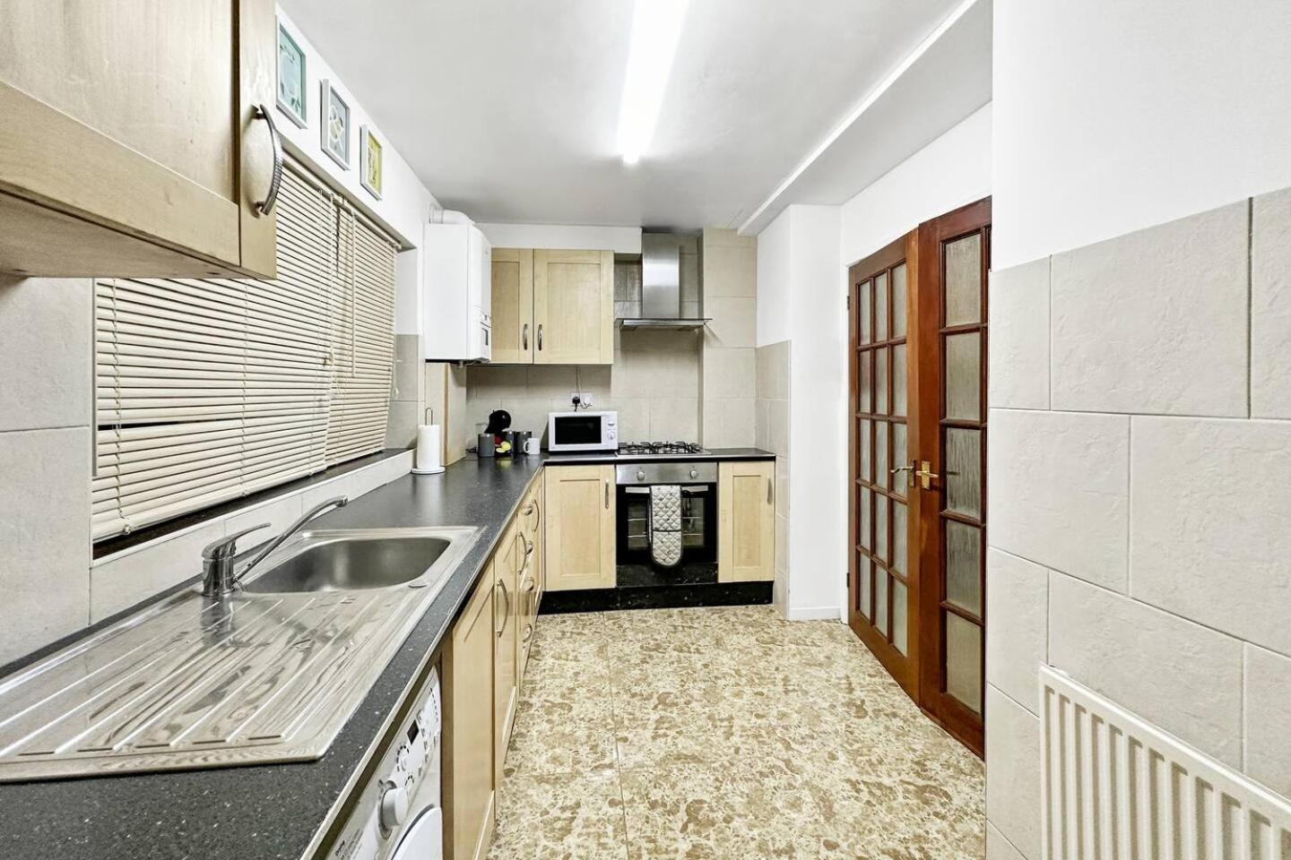 3 Bed Home In Tonypandy With Balcony View Room Llwynypia Kültér fotó