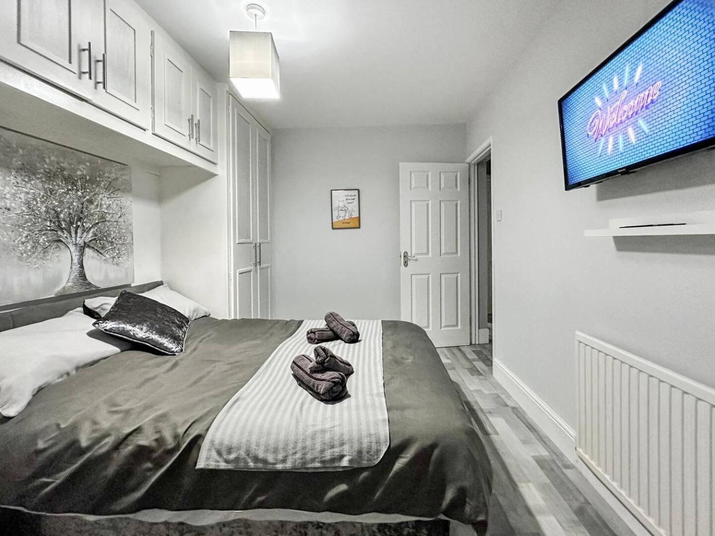3 Bed Home In Tonypandy With Balcony View Room Llwynypia Kültér fotó