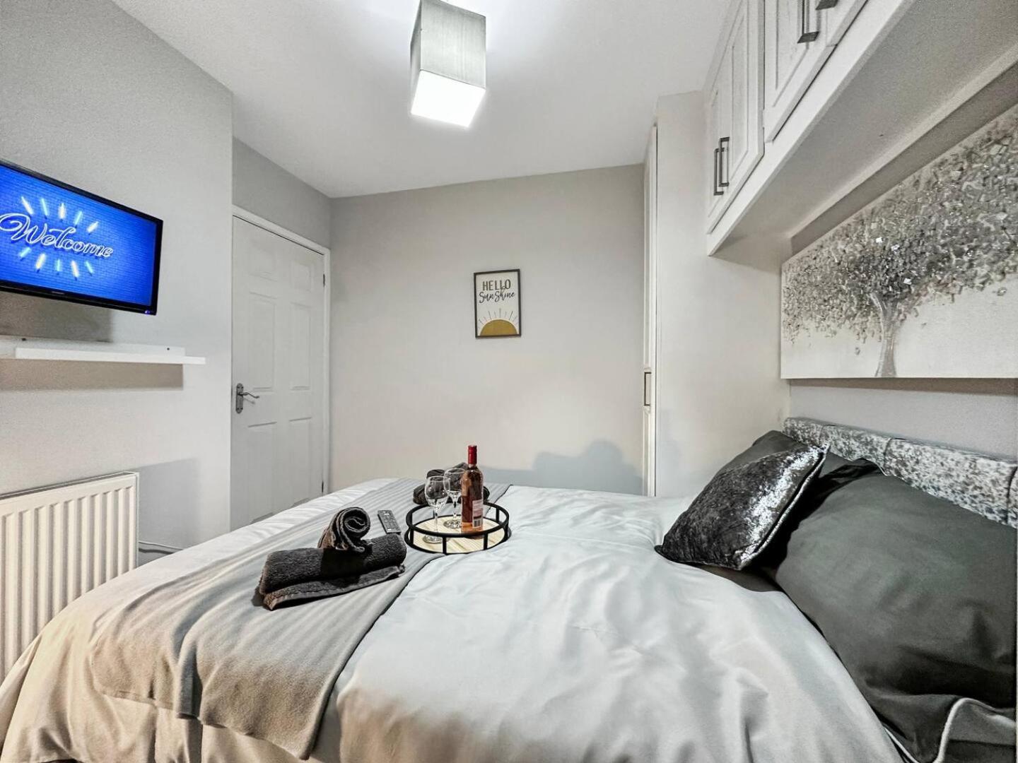 3 Bed Home In Tonypandy With Balcony View Room Llwynypia Kültér fotó