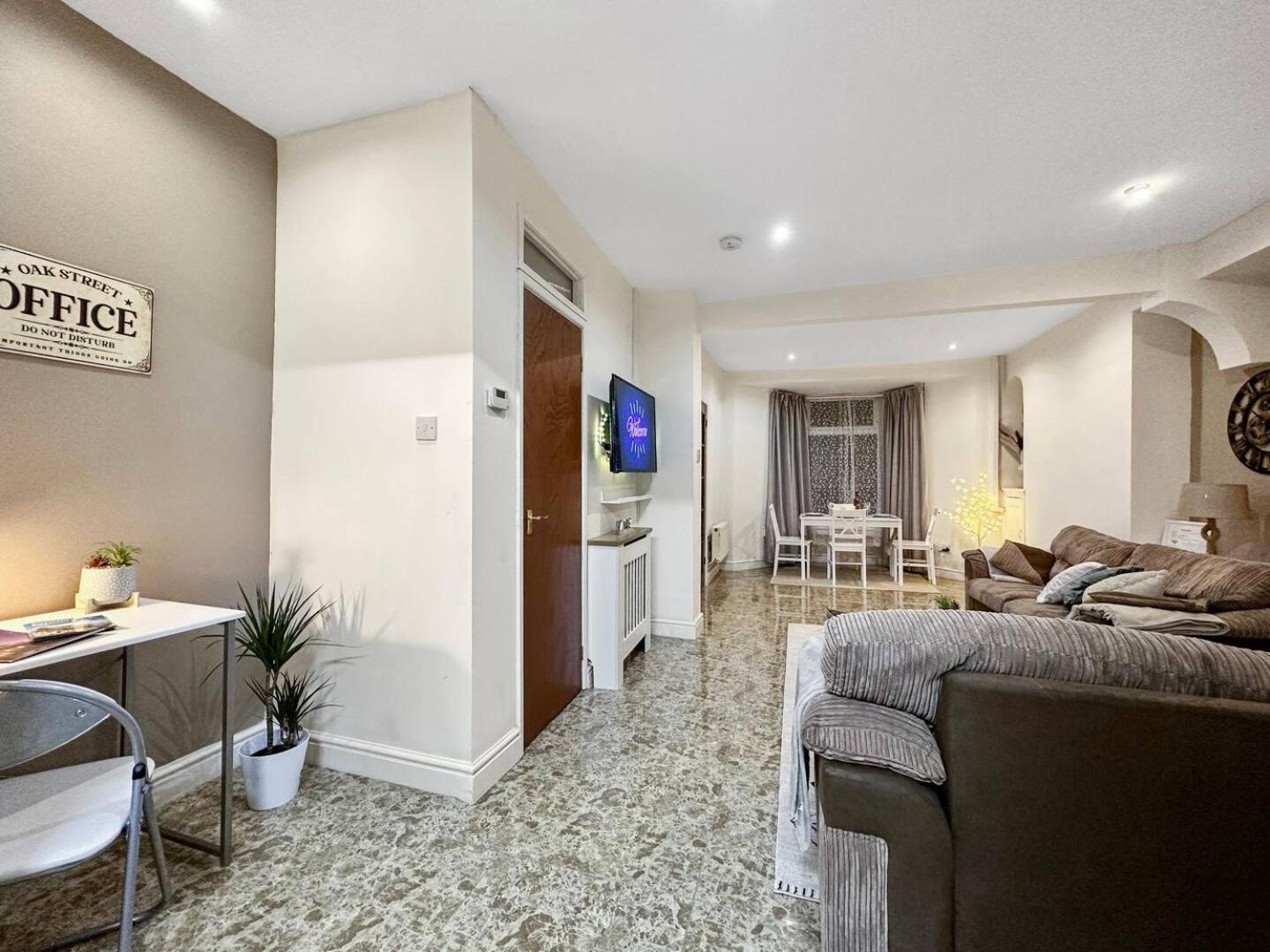 3 Bed Home In Tonypandy With Balcony View Room Llwynypia Kültér fotó