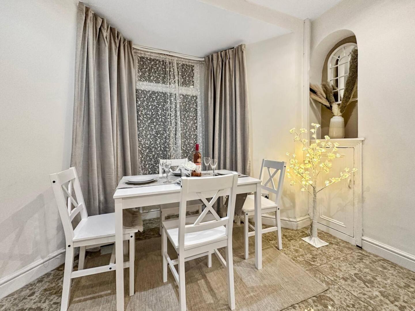 3 Bed Home In Tonypandy With Balcony View Room Llwynypia Kültér fotó