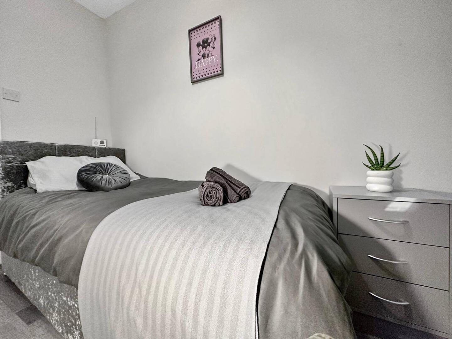 3 Bed Home In Tonypandy With Balcony View Room Llwynypia Kültér fotó