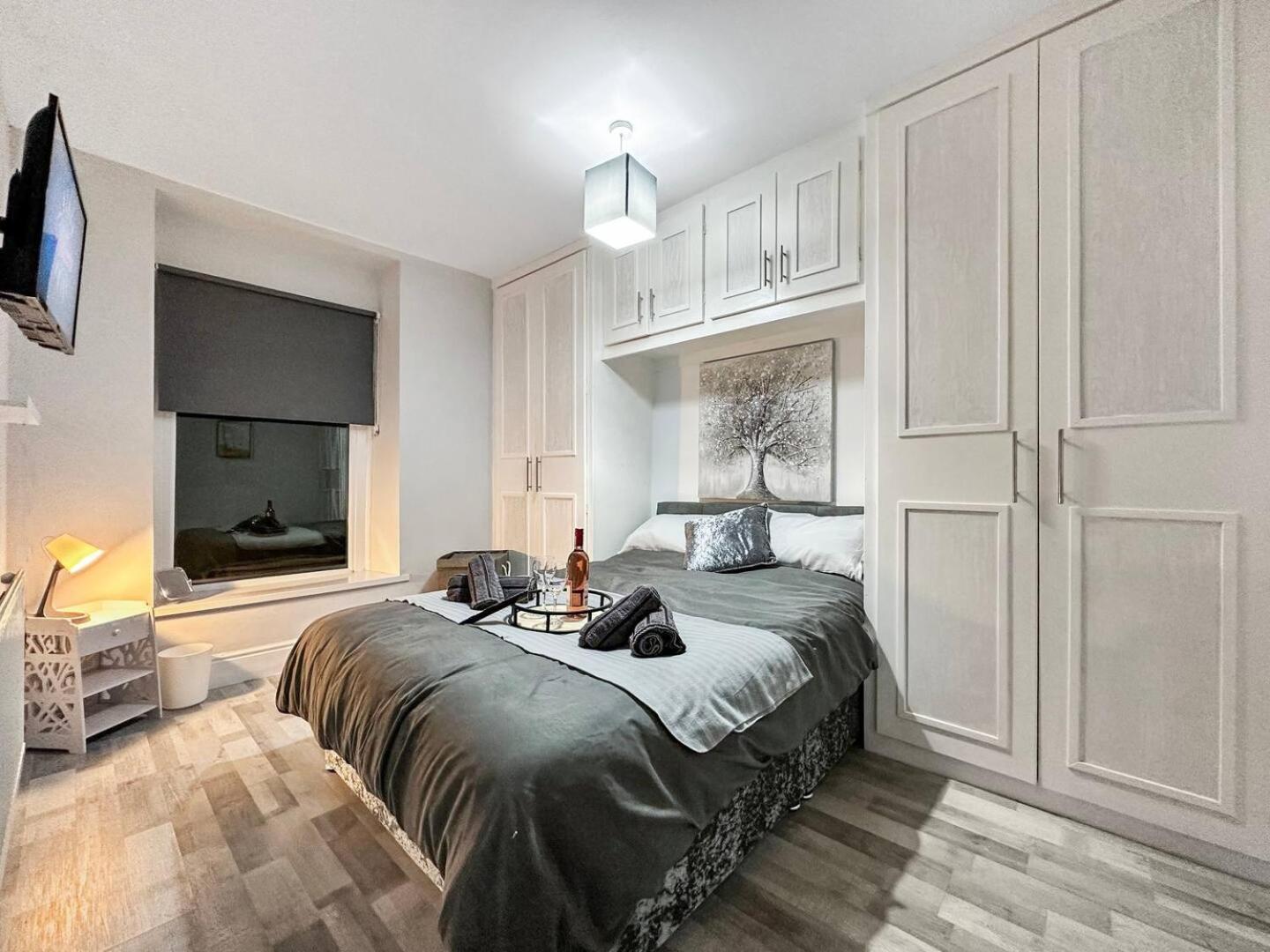 3 Bed Home In Tonypandy With Balcony View Room Llwynypia Kültér fotó