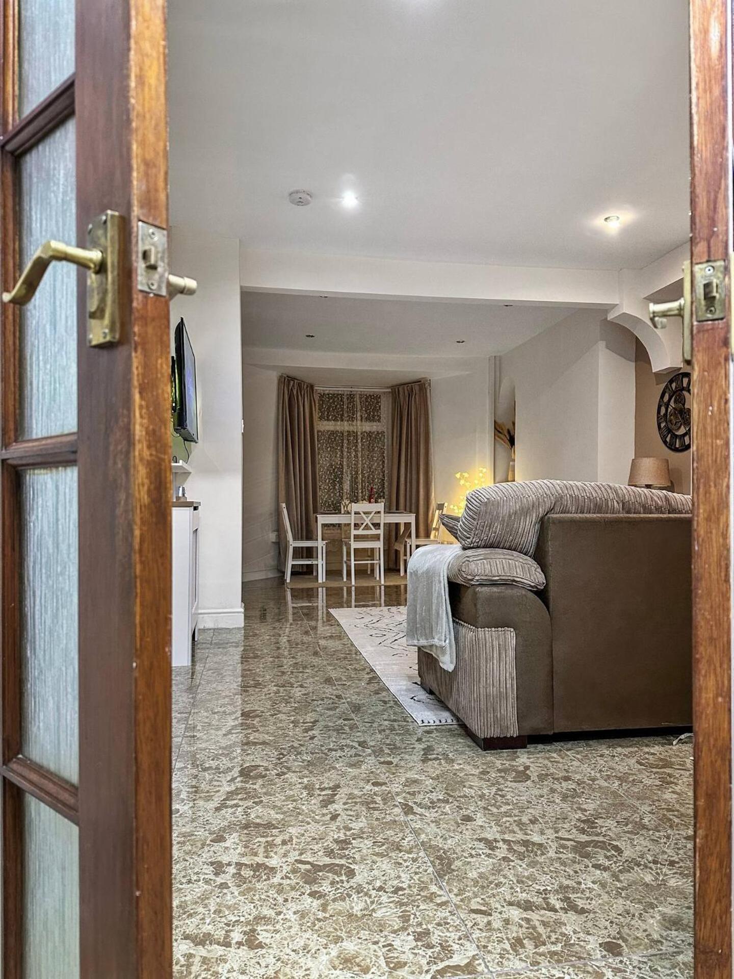 3 Bed Home In Tonypandy With Balcony View Room Llwynypia Kültér fotó