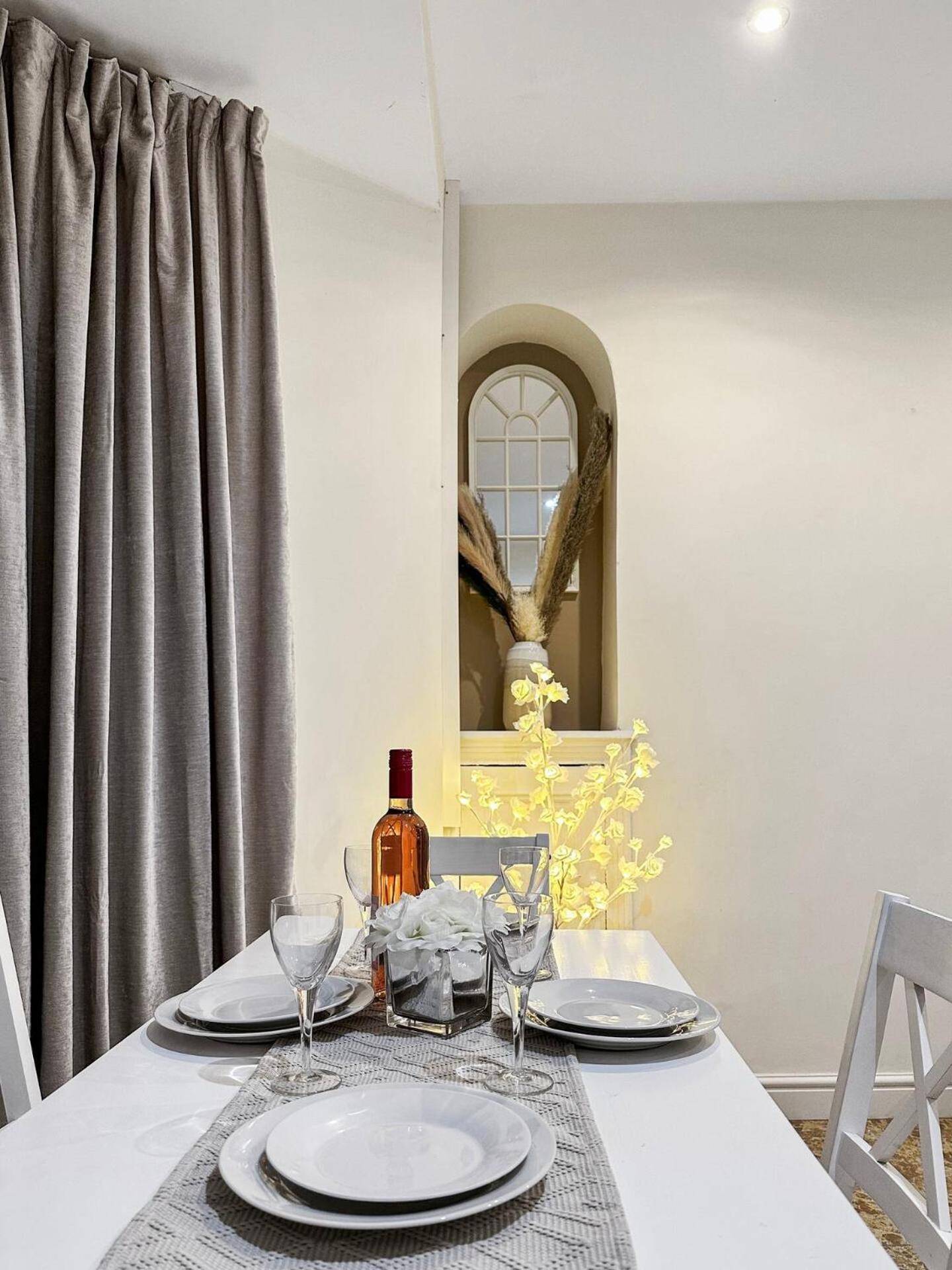 3 Bed Home In Tonypandy With Balcony View Room Llwynypia Kültér fotó