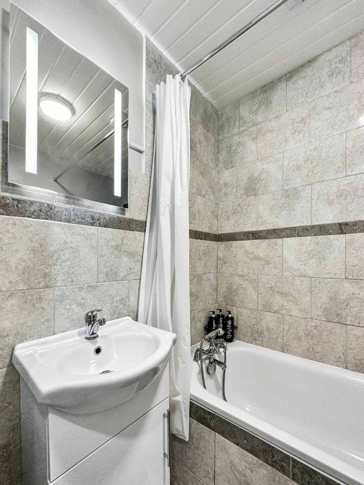 3 Bed Home In Tonypandy With Balcony View Room Llwynypia Kültér fotó
