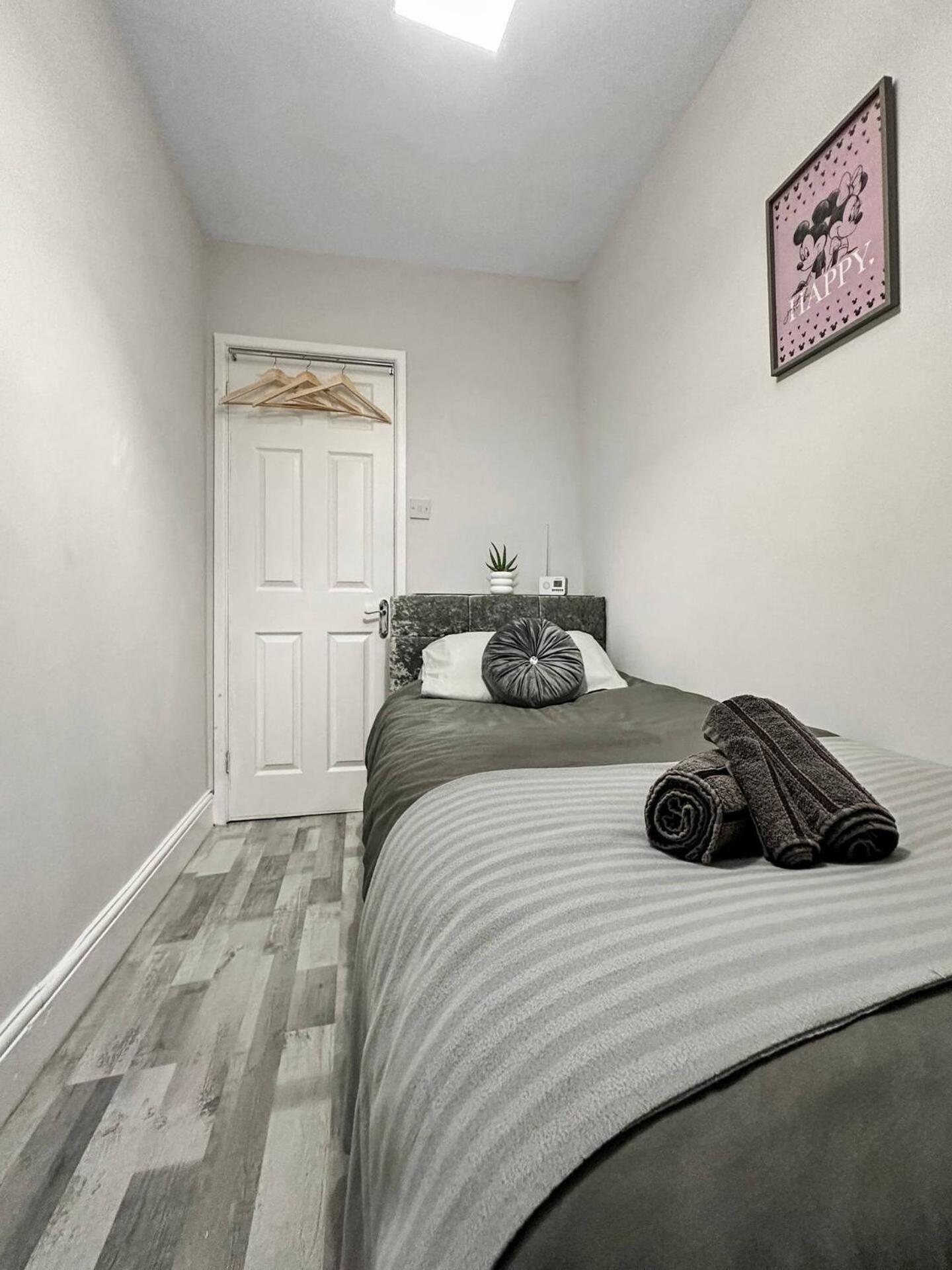 3 Bed Home In Tonypandy With Balcony View Room Llwynypia Kültér fotó