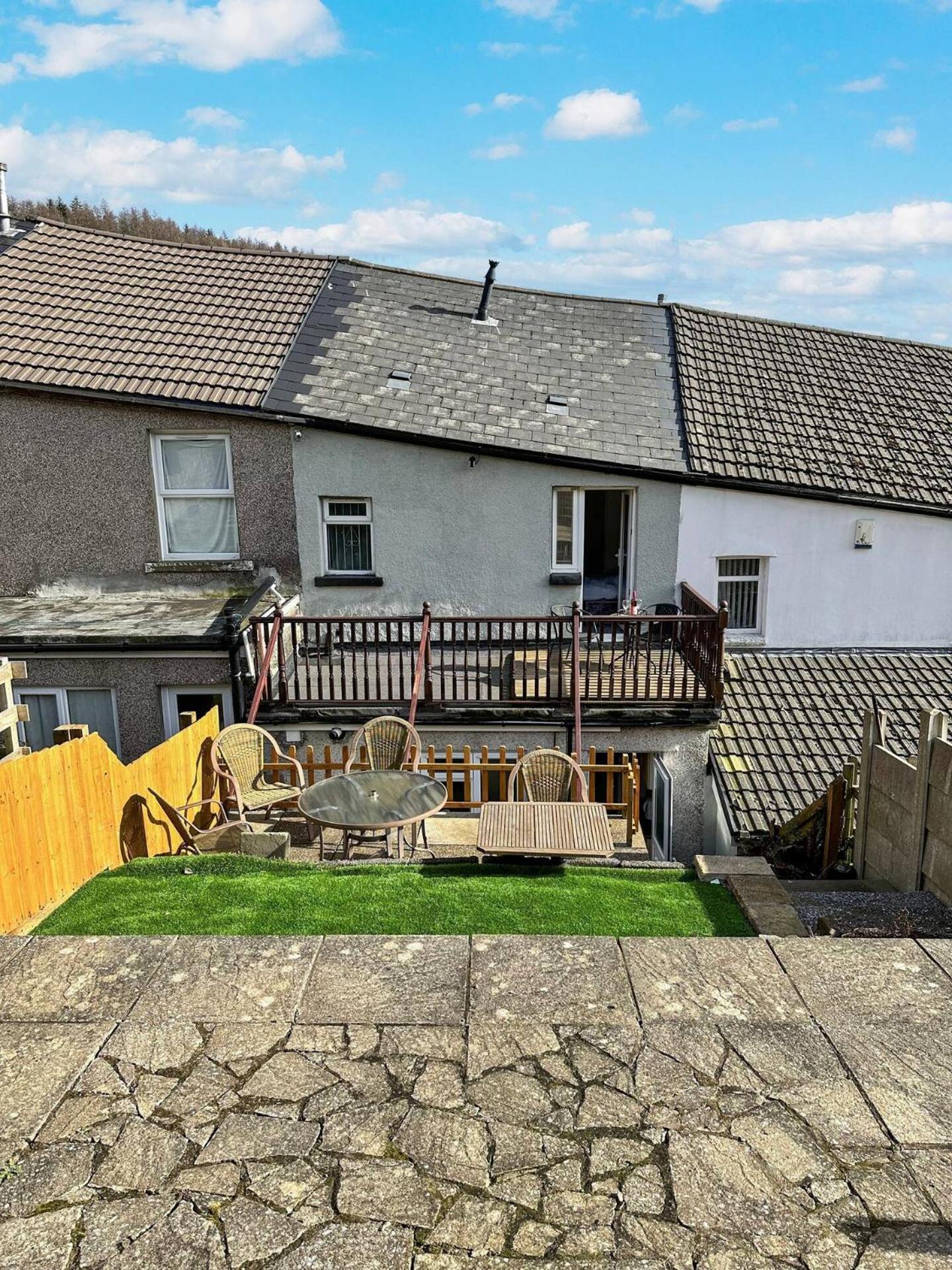 3 Bed Home In Tonypandy With Balcony View Room Llwynypia Kültér fotó