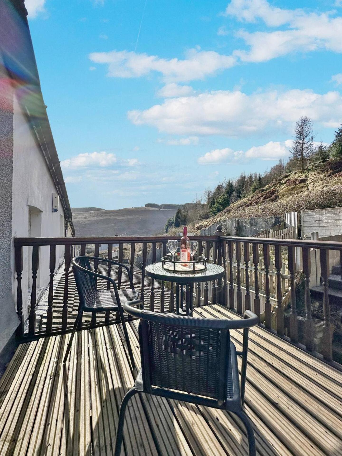 3 Bed Home In Tonypandy With Balcony View Room Llwynypia Kültér fotó
